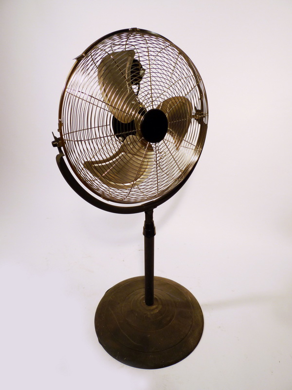 ventilador pie taurus metal funciona 220v.alt.max.140 min.110xo50 1u